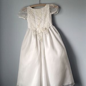 white First Communion, or flower girl dress